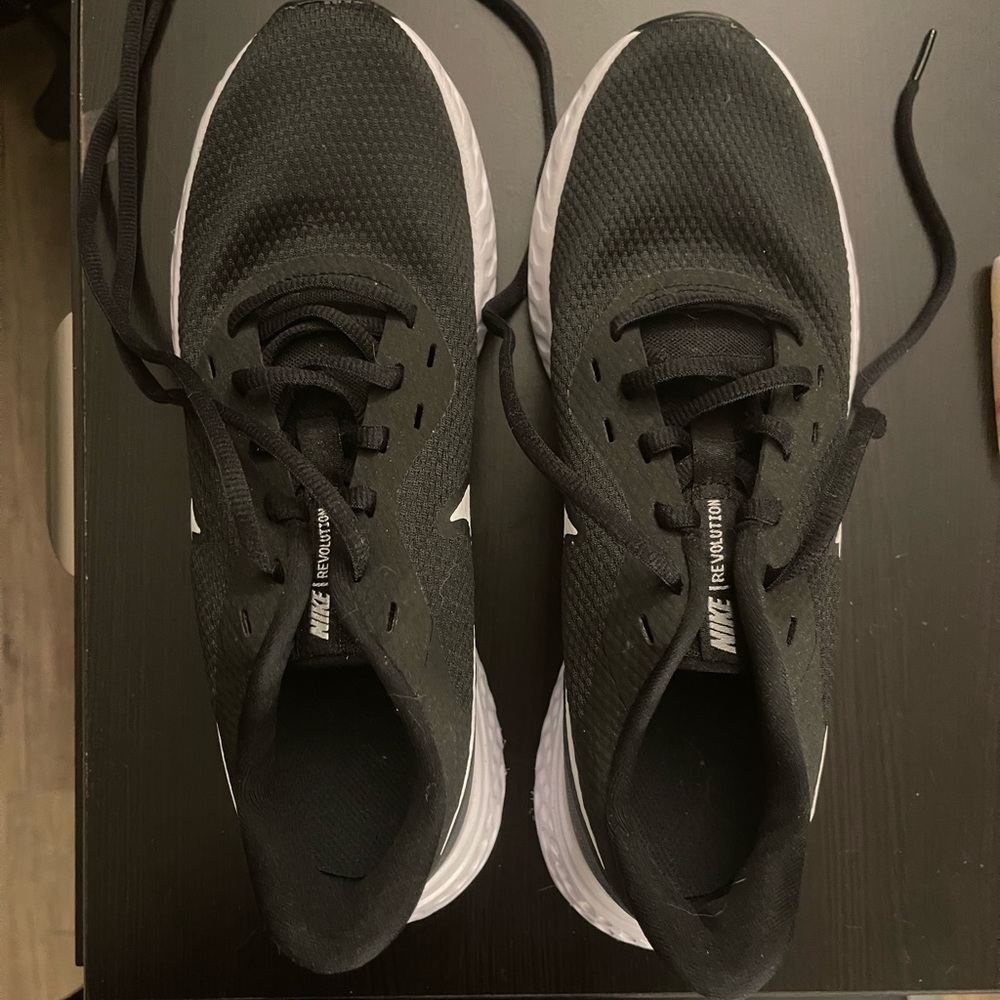 Nike revolution size 9 womens